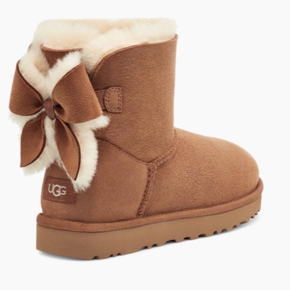 BRAND NEW Ugg Boots W/ Classic Heritage Bow Size 8
